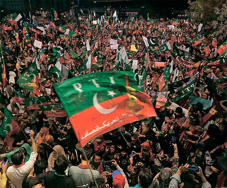 Отставка Имрана Хана отозвалась бурей негодования. На улицы крупнейших городов Пакистана вышли десятки тысяч его сторонников