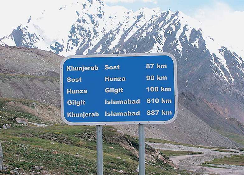 Каракорумское шоссе — одна из самых высокогорных автомобильных трасс в мире. Его высшая точка, перевал Худжераб, находится на высоте 4693 м