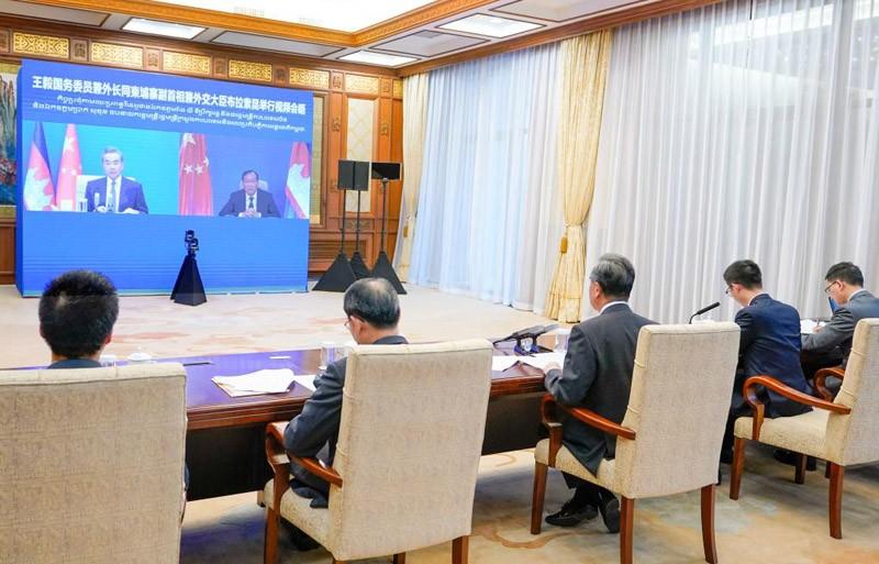 Ван И в разговоре с главой МИД Камбоджи призвал мировое сообщество больше прислушиваться к голосу Азии