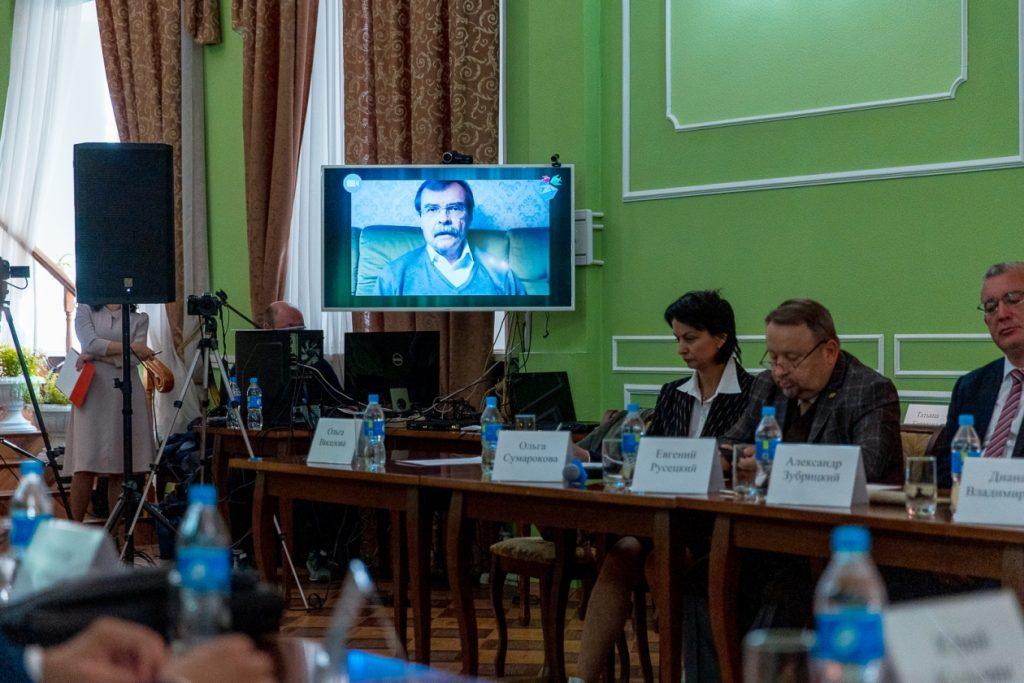 Выступление Андрея Виноградова по видеосвязи. Фото: ИА PrimaMedia
