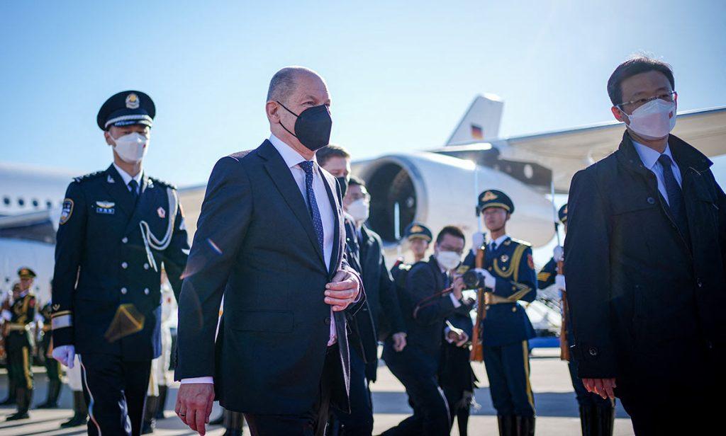 Канцлер Германии Олаф Шольц в аэропорту Пекина, 4 ноября 2022 года