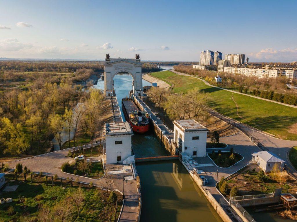 Ship passing through a gate on the Volga-Don Shipping Canal. Photographer: Vladimir Zapletin/Alamy