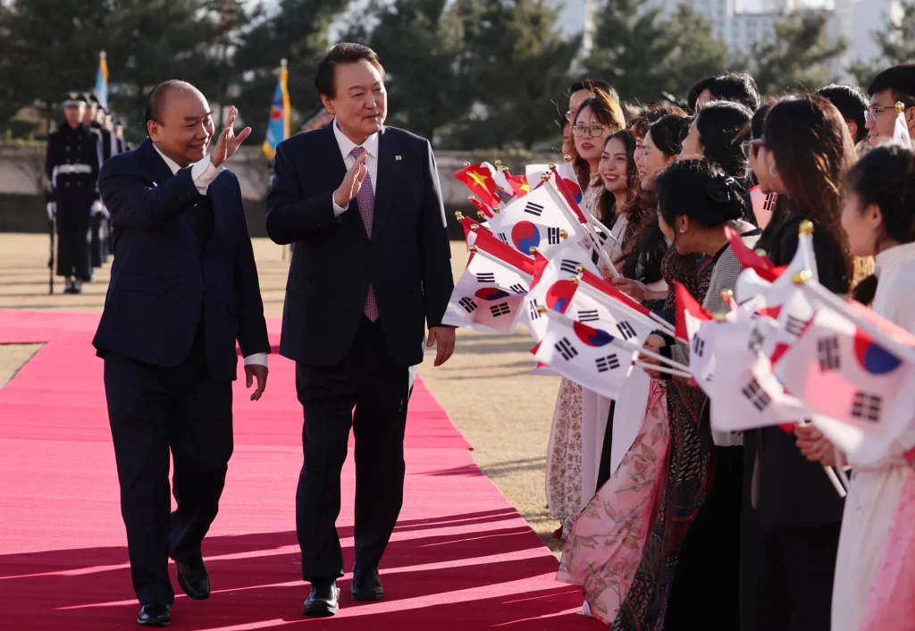 Vietnamese President Nguyen Xuan Phuc (left) and South Korean President Yoon Suk-yeol