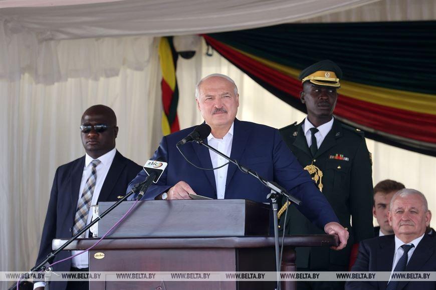 Александр Лукашенко во время визита в Зимбабве. Фото из архива