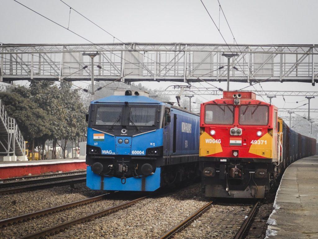 Серийно выпускающиеся в Индии электровоз Alstom WAG 12B и тепловоз Wabtec WDG-4G. Источник: unsplash.com