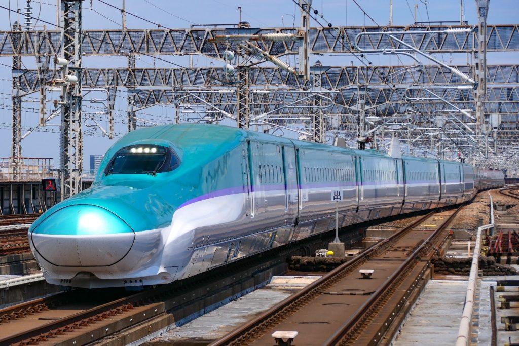 Высокоскоростной электропоезд серии Е5 Shinkansen по пути в Токио. Источник: MaedaAkihiko/wikimedia.org