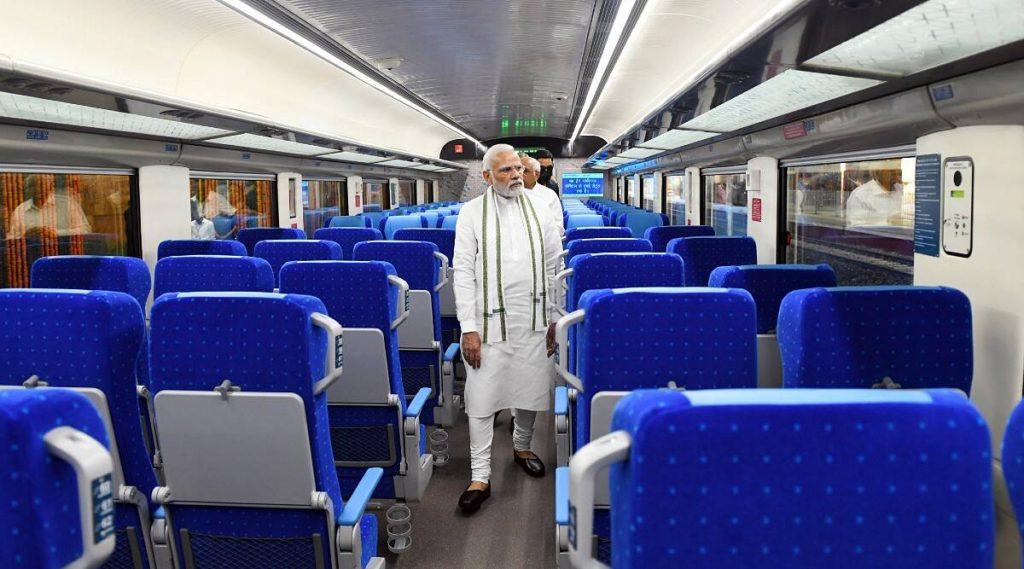 Премьер-министр Нарендра Моди осматривает салон поезда Vande Bharat второго поколения. Источник: indianexpress.com