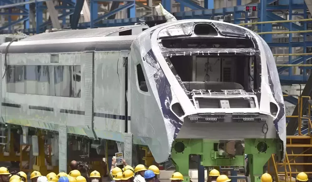 Производство электропоезда Vande Bharat второго поколения на заводе Integral Coach Factory. Источник: indiatimes.com